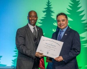 Dr Taca receives an award